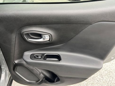 Used 2022 Jeep Renegade Altitude image 16