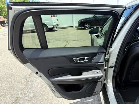 Used 2020 Volvo V60 T5 Cross Country image 22
