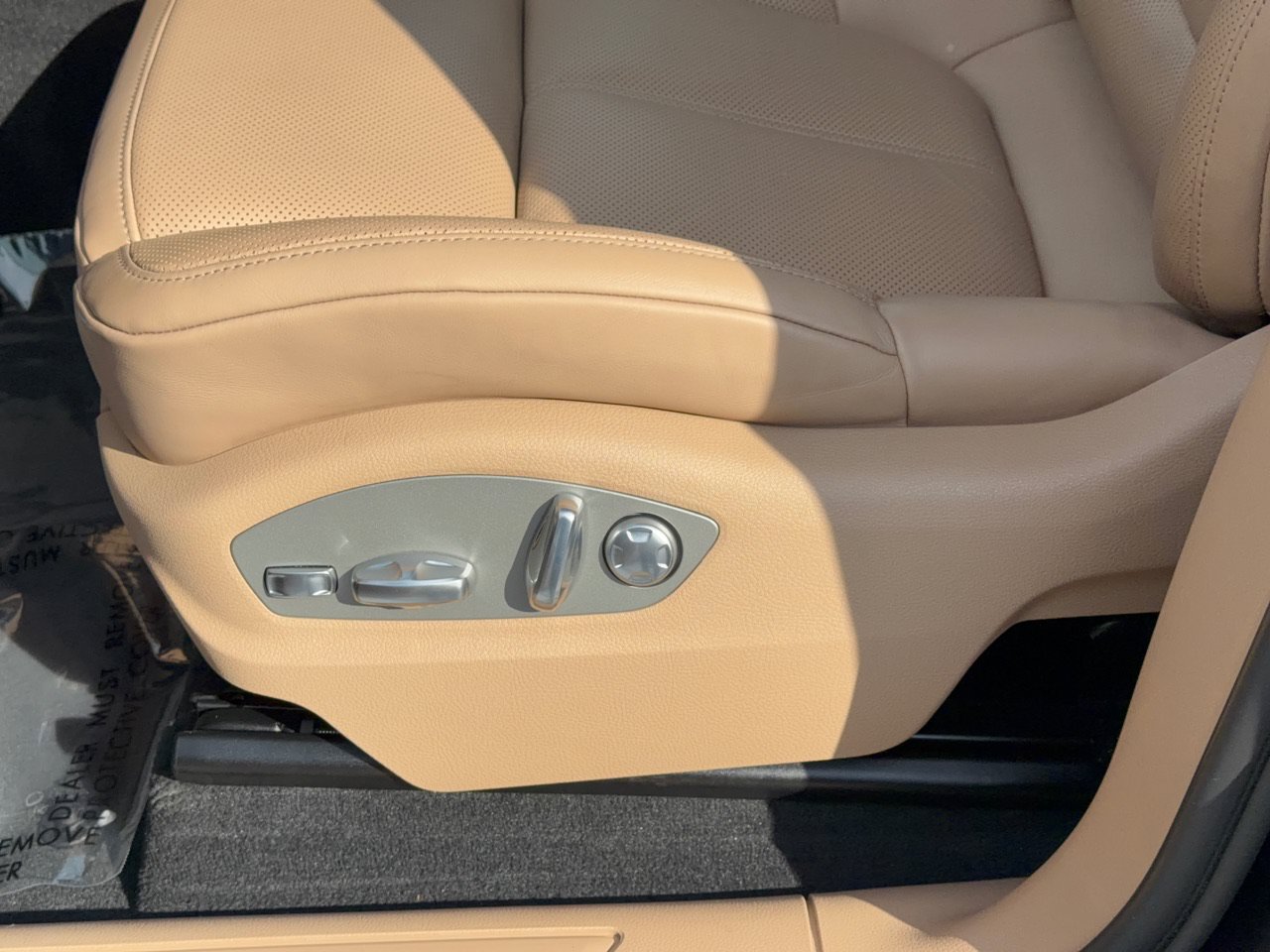 Certified 2024 Porsche Macan AWD/4WD image 16