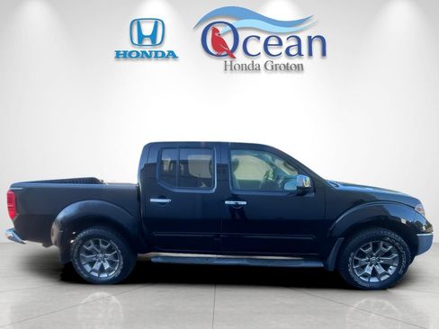 Used 2014 Nissan Frontier SL w/ SL Moonroof Package AWD/4WD image 2