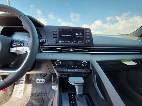 Used 2025 Hyundai Elantra Sport image 20