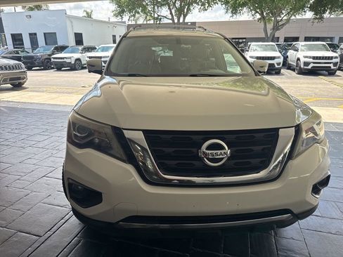 Used 2017 Nissan Pathfinder SL FWD image 2