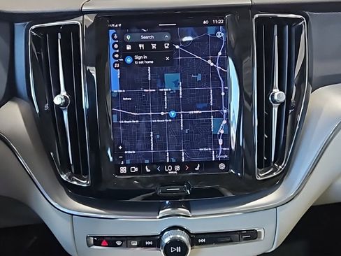 Used 2022 Volvo XC60 B5 Momentum image 33