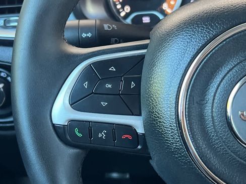 Used 2018 Jeep Renegade Latitude FWD image 25