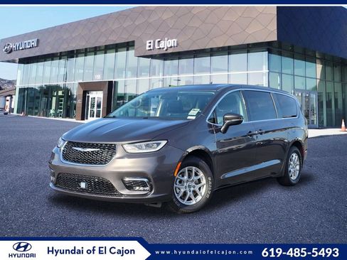 Used 2023 Chrysler Pacifica Touring-L FWD image 1