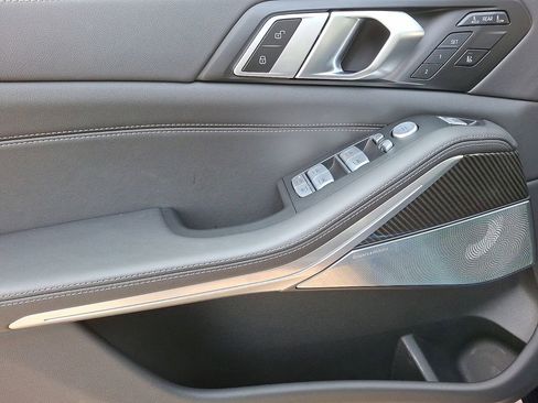 Used 2025 BMW X7 M60i w/ Climate Comfort Package image 9