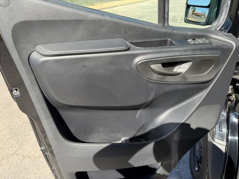 Used 2022 Mercedes-Benz Sprinter 3500 image 12