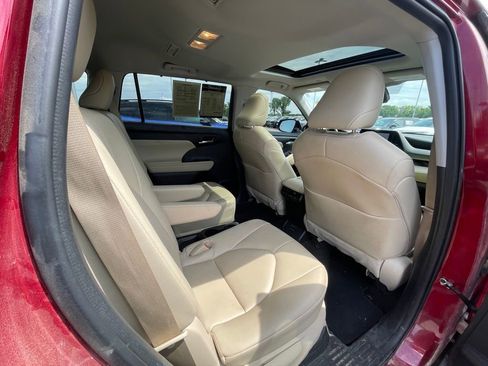 Used 2023 Toyota Highlander XLE FWD image 29