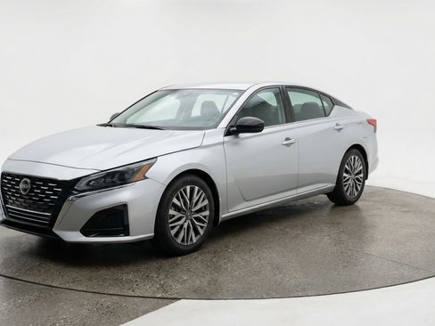 Used 2025 Nissan Altima 2.5 SV image 3