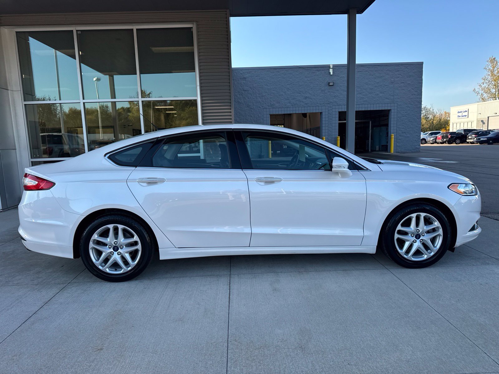 Used 2016 Ford Fusion SE w/ Equipment Group 202A FWD image 8