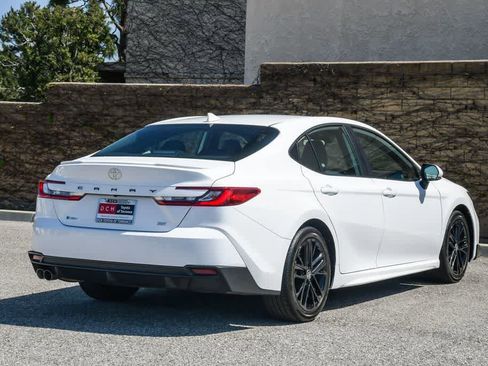 Used 2025 Toyota Camry SE image 6