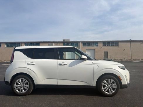 Used 2023 Kia Soul LX FWD image 4