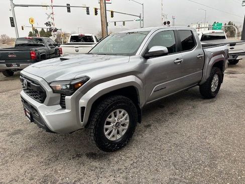Used 2025 Toyota Tacoma TRD Sport image 5