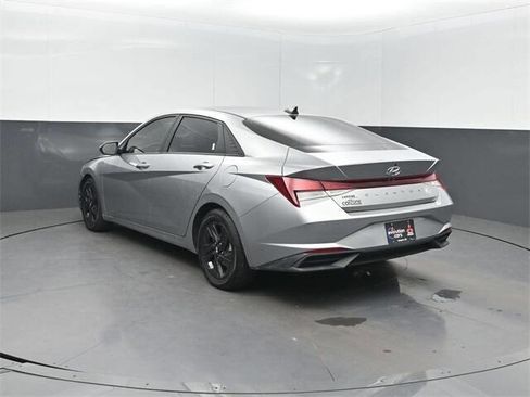 Used 2021 Hyundai Elantra SEL image 3