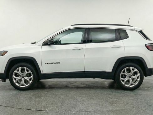Used 2025 Jeep Compass Latitude AWD/4WD image 5