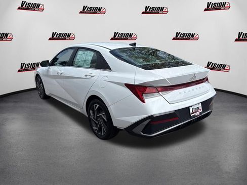 Used 2024 Hyundai Elantra SEL w/ Convenience Package FWD image 3