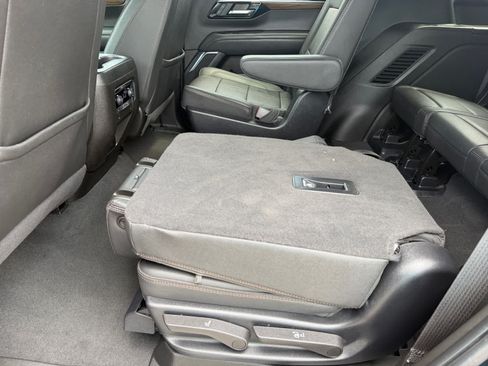 Used 2025 Chevrolet Tahoe High Country AWD/4WD image 16