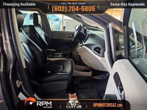 Used 2023 Chrysler Pacifica Touring-L FWD image 12