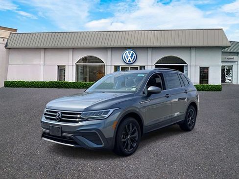 Used 2024 Volkswagen Tiguan SE AWD/4WD image 1