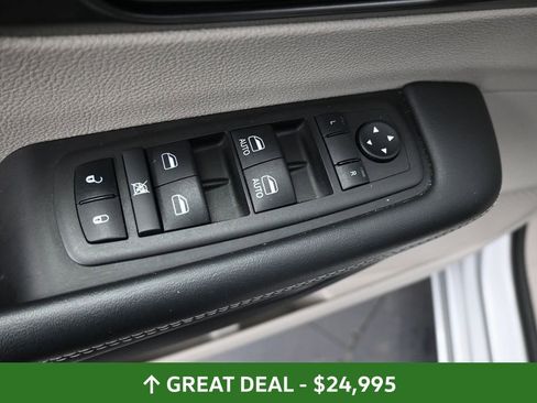 Used 2024 Chrysler Pacifica Select image 31