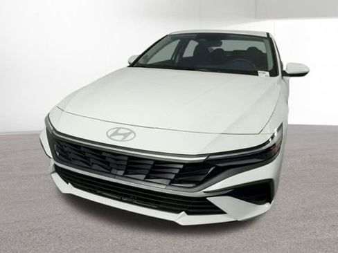 Used 2025 Hyundai Elantra Hybrid FWD image 3