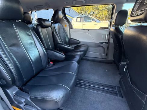 Used 2011 Toyota Sienna SE w/ Preferred Pkg image 18