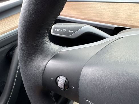 Used 2025 Tesla Model Y Performance AWD/4WD image 19