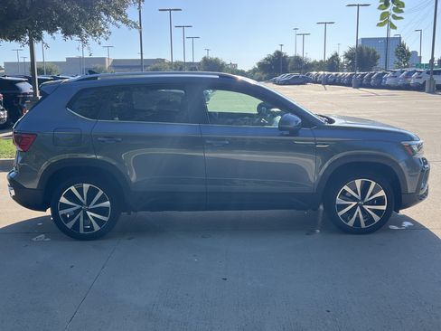 Certified 2022 Volkswagen Taos SE w/ Panoramic Sunroof Package FWD image 10