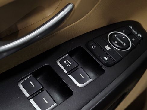 Used 2015 Kia Sedona LX w/ LX Convenience Package image 27