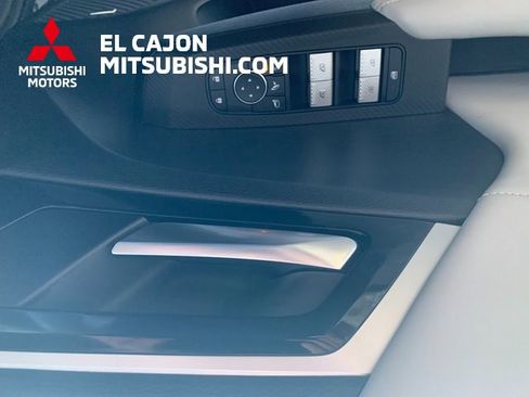 Used 2025 Mitsubishi Outlander SE image 16