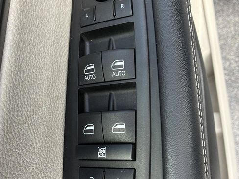 Used 2023 Chrysler Pacifica Touring-L FWD image 17