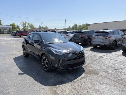 Used 2020 Toyota C-HR XLE FWD image 4