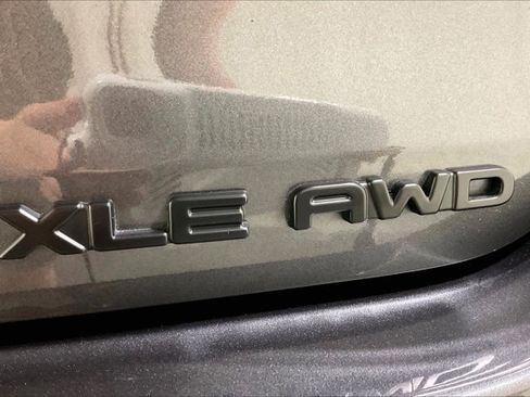 Certified 2024 Toyota Highlander XLE AWD/4WD image 9