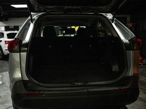 Used 2021 Toyota RAV4 LE image 7