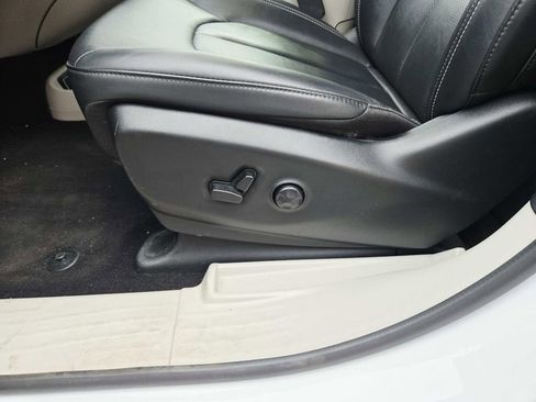 Used 2024 Chrysler Pacifica Touring-L image 39