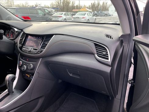 Used 2022 Chevrolet Trax LT w/ LT Convenience Package AWD/4WD image 11