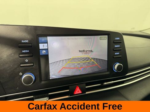 Used 2025 Hyundai Elantra SE image 3