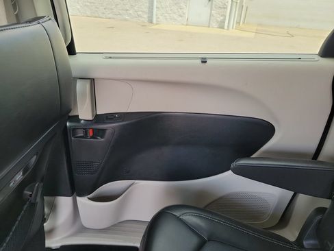 Used 2023 Chrysler Pacifica Touring-L FWD image 16