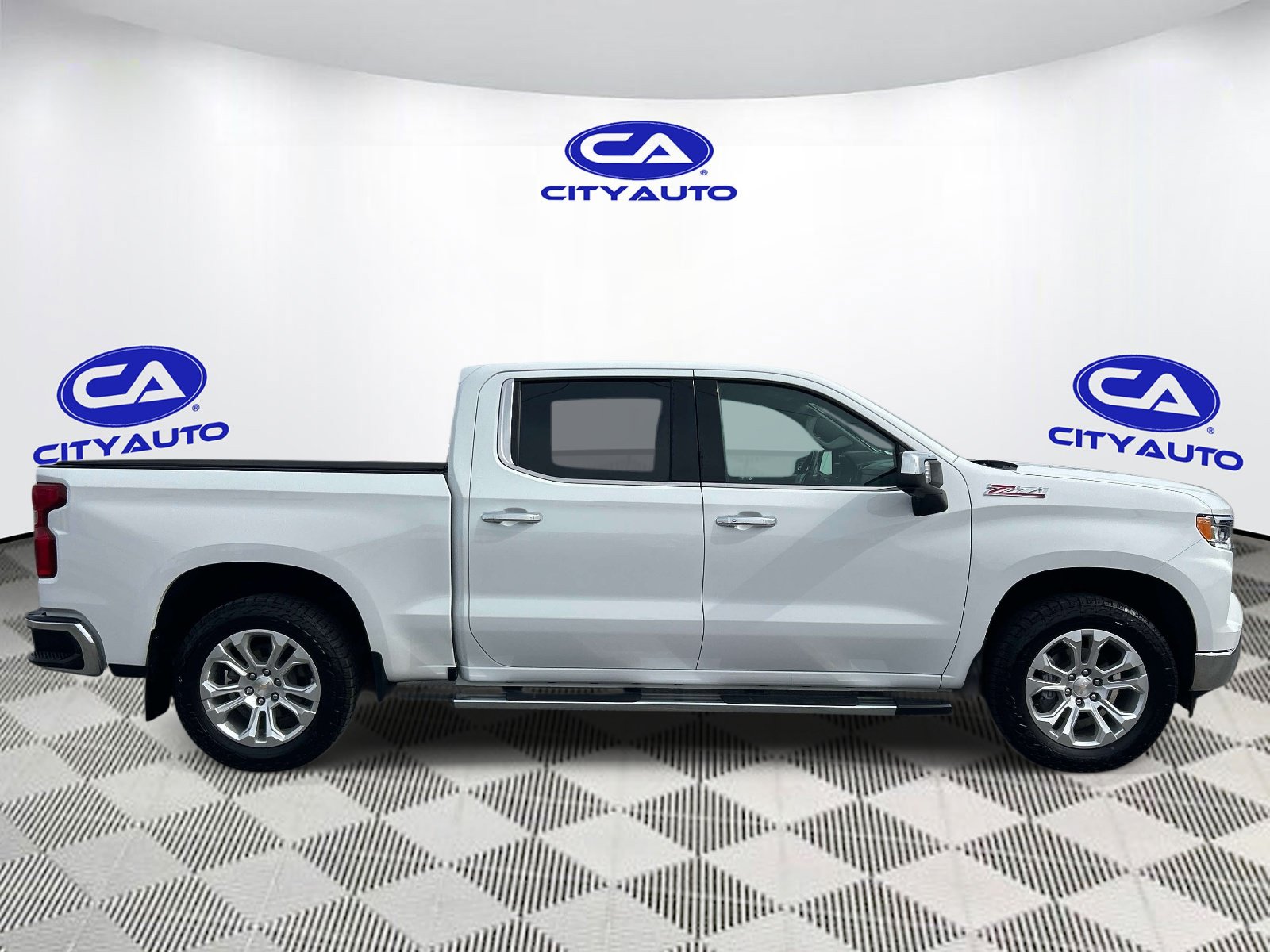 Used 2024 Chevrolet Silverado 1500 LTZ AWD/4WD image 2