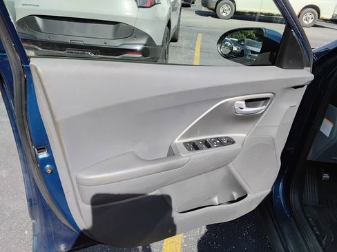 Used 2020 Kia Niro LX FWD image 10