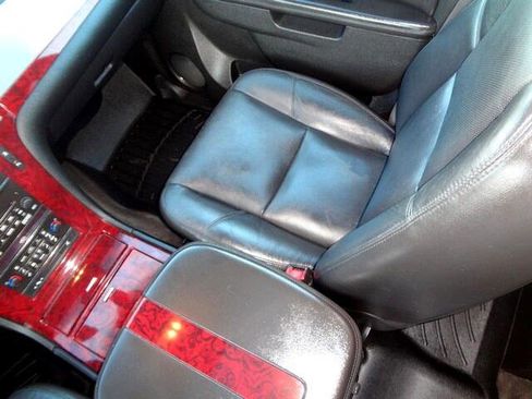 Used 2011 Cadillac Escalade Premium image 22