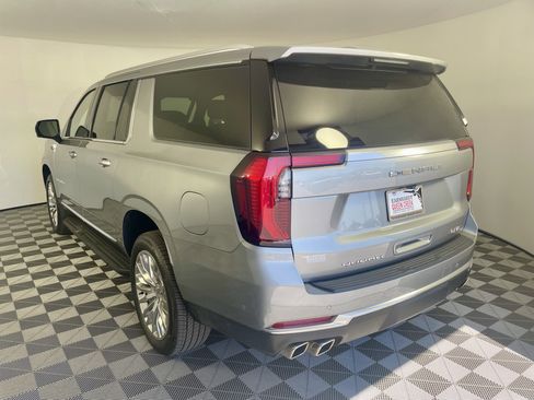 Used 2025 GMC Yukon XL Denali AWD/4WD image 3