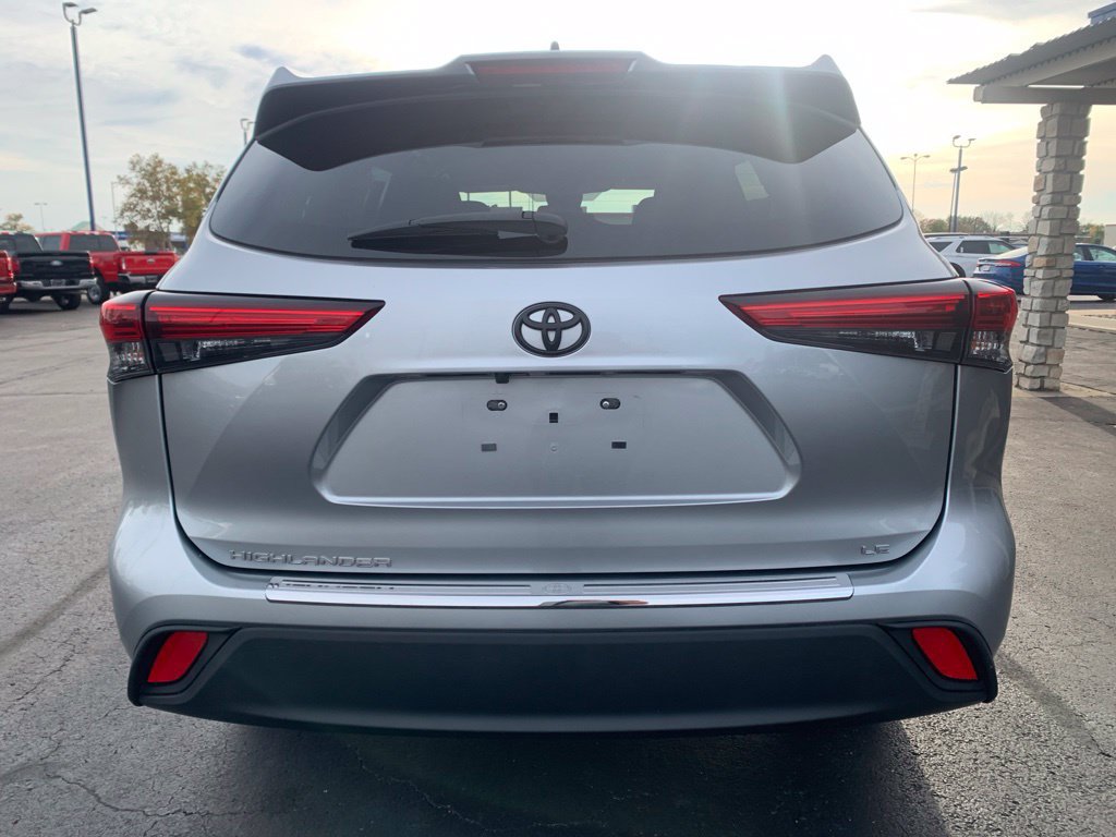 Used 2023 Toyota Highlander LE FWD image 4