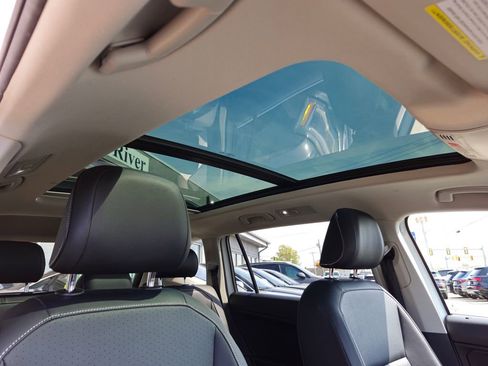 Certified 2021 Volkswagen Tiguan SE w/ Panoramic Sunroof Package AWD/4WD image 10