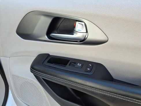 Used 2022 Chrysler Pacifica Touring-L image 12