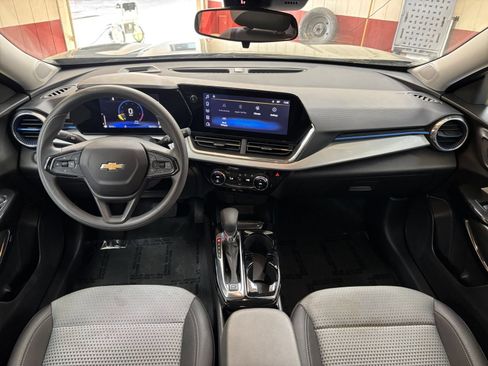 Used 2025 Chevrolet Trax LT FWD image 32