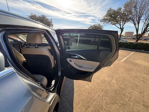 Used 2017 INFINITI QX30 Premium image 19