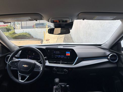 Used 2025 Chevrolet Trax LT w/ LT Convenience Package FWD image 32