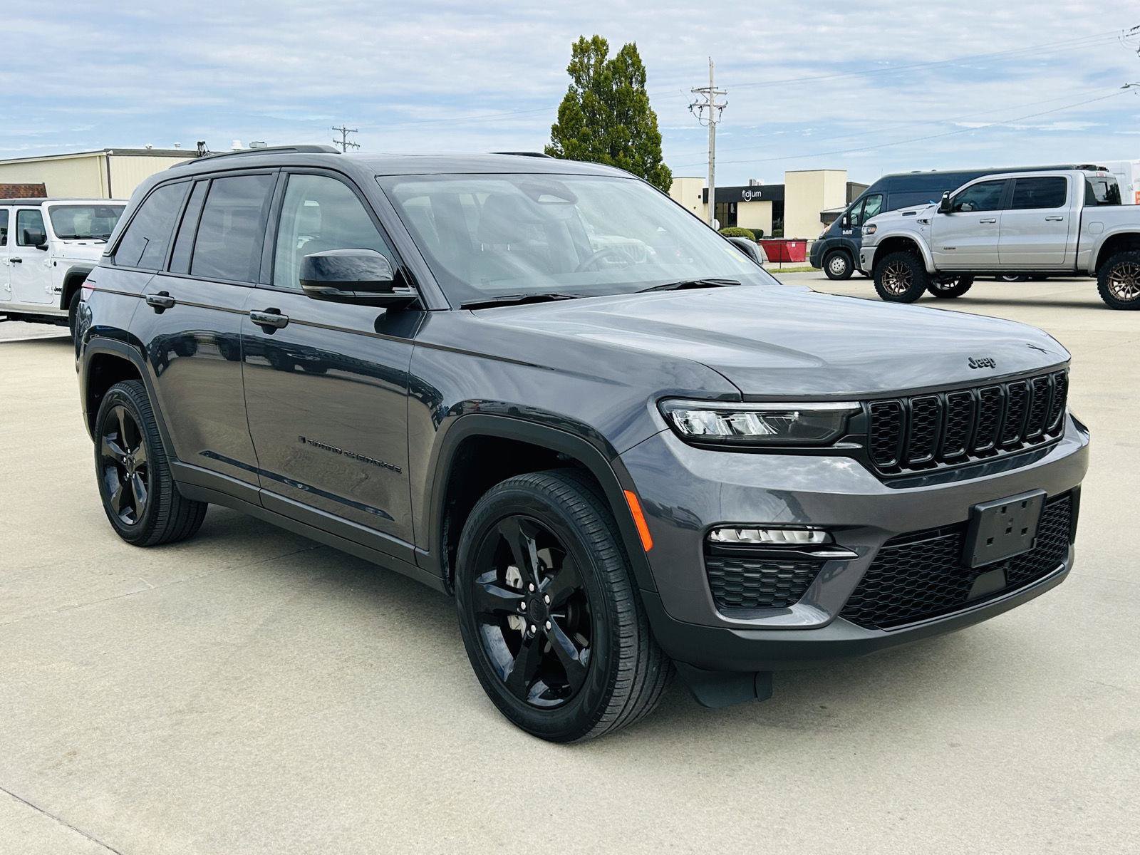 Used 2023 Jeep Grand Cherokee Limited w/ Black Appearance Package AWD/4WD image 2