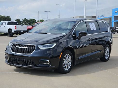 Used 2024 Chrysler Pacifica Touring FWD image 3